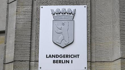 Ein Schild weist auf das Landgericht Berlin an der Fassade zum Kriminalgericht Moabit in der Turmstraße hin.