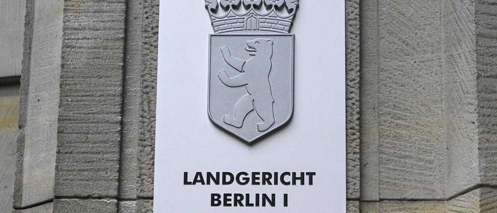 Ein Schild weist auf das Landgericht Berlin an der Fassade zum Kriminalgericht Moabit in der Turmstraße hin.
