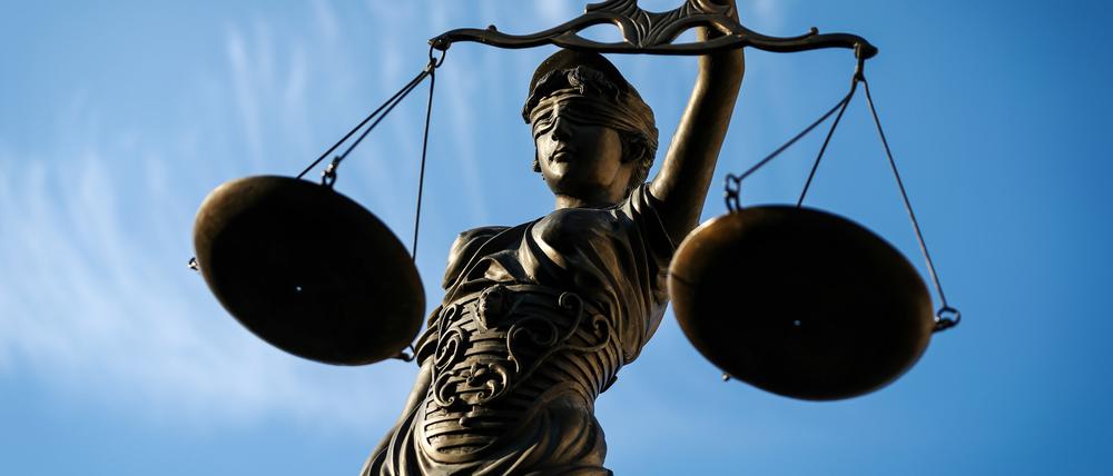 Eine Statue der Justitia hält eine Waage in der Hand. (Symbolbild)