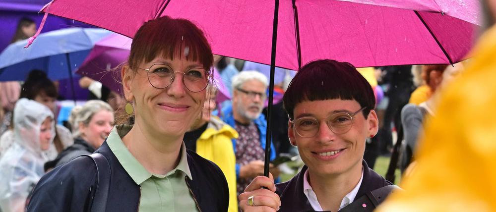Katja Meier (links) und Josefine Paul beim CSD Chemnitz 2023.