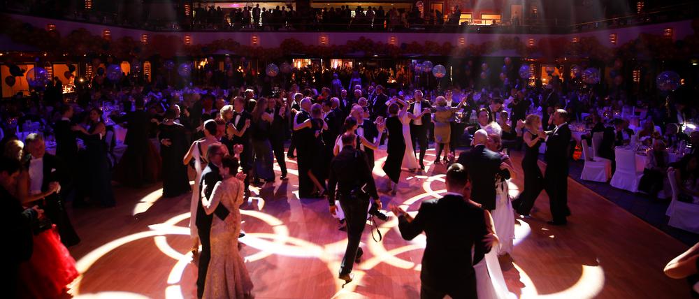 Alte Größe. Gäste tanzen beim 120. Presseball Berlin, der unter dem unter dem Motto „Liebesgrüße aus Europa“ stand.