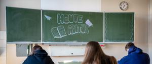 Im Klassenzimmer eines Gymnasiums. 