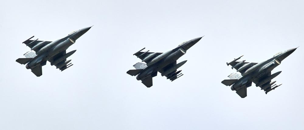 Drei Kampfjets vom Typ F-16 aus den USA fliegen in Formation kurz vor deren Landung auf dem Fliegerhorst im schleswig-holsteinischen Jagel. 
