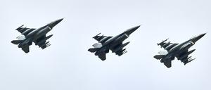 Drei Kampfjets vom Typ F-16 aus den USA fliegen in Formation kurz vor deren Landung auf dem Fliegerhorst im schleswig-holsteinischen Jagel. 