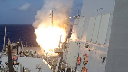 Ein Tomahawk startet von einem US-Kampfschiff.