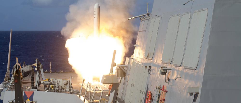 Ein Tomahawk startet von einem US-Kampfschiff.