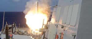 Ein Tomahawk startet von einem US-Kampfschiff.
