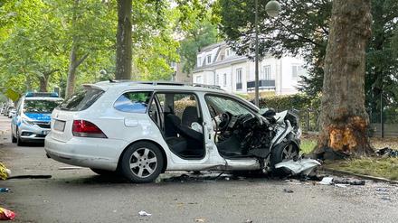 Ein verunfalltes Fahrzeug steht an der Unfallstelle im Berliner Westend. Bei einem Verkehrsunfall hat es mehrere Verletzte gegeben.