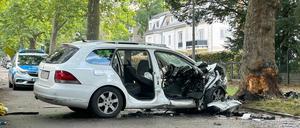 Ein verunfalltes Fahrzeug steht an der Unfallstelle im Berliner Westend. Bei einem Verkehrsunfall hat es mehrere Verletzte gegeben.