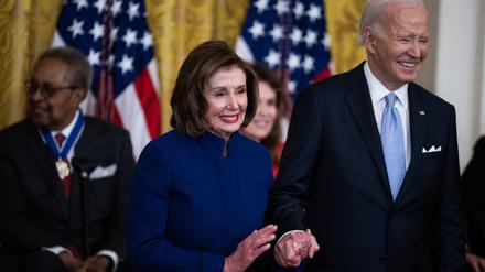 Nancy Pelosi mit Joe Biden
