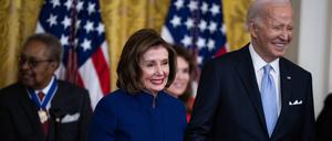 Nancy Pelosi mit Joe Biden