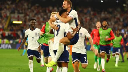England jubelt nach dem späten 2:1 gegen die Niederlande.