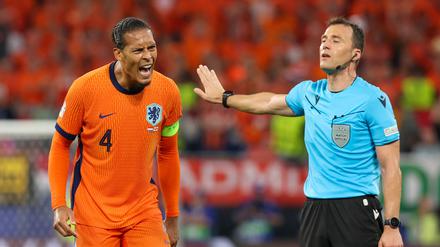Oranje-Kapitän ist mit dem deutschen Schiedsrichter Felix Zwayer alles andere als zufrieden.