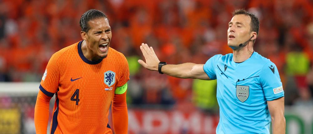 Oranje-Kapitän ist mit dem deutschen Schiedsrichter Felix Zwayer alles andere als zufrieden.