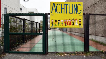 Mahnmal für Amtsirrtum: Die Kreuzberger Kurt-Schumacher-Grundschule hätte abgerissen werden müssen. Bei der vom bezirklichen Bauamt fälschlich beschlossenen Sanierung ging dann alles schief. Das dauert seit 2012. 