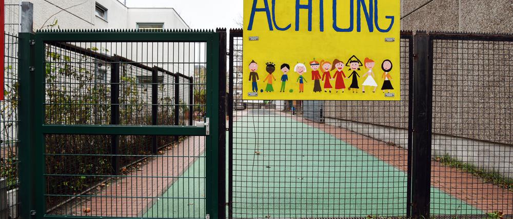 Mahnmal für Amtsirrtum: Die Kreuzberger Kurt-Schumacher-Grundschule hätte abgerissen werden müssen. Bei der vom bezirklichen Bauamt fälschlich beschlossenen Sanierung ging dann alles schief. Das dauert seit 2012.