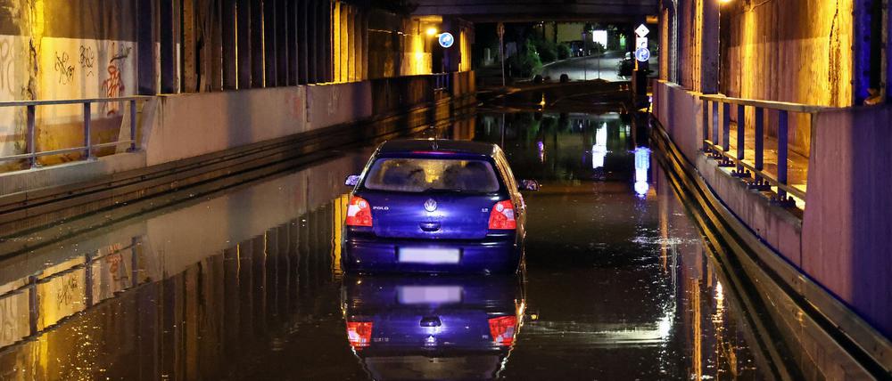 Starker Regen hat am Mittwoch in vielen Teilen Deutschlands zu überlaufenen Straßen geführt. 