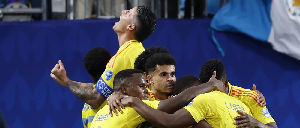 Kolumbiens Spieler feiern das Tor von Jefferson Lerma gegen Uruguay während des Halbfinalspiels der Copa América 2024.