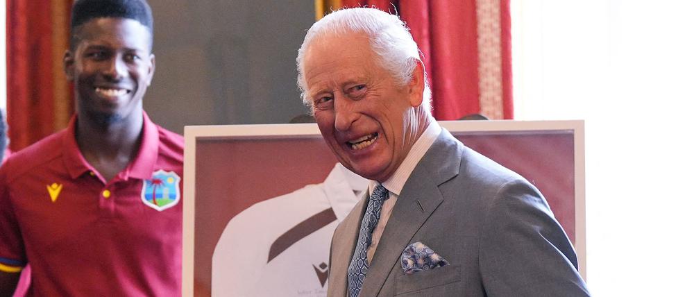 Der britische König Charles III bei einem Empfang mit dem West Indies Cricket Team am 6. Juli im Buckingham Palace.