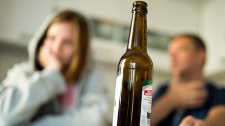 In Deutschland dürfen Jugendliche ab 14 Jahren in der Öffentlichkeit Alkohol trinken, wenn sie in Begleitung einer sorgeberechtigten Person sind.