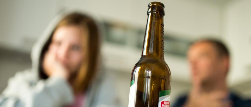 In Deutschland dürfen Jugendliche ab 14 Jahren in der Öffentlichkeit Alkohol trinken, wenn sie in Begleitung einer sorgeberechtigten Person sind.