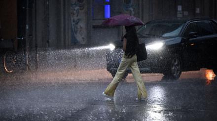 Auch am Donnerstag rechnet der Wetterdienst mit Starkregen und teils kräftigen Gewittern.