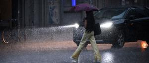 Auch am Donnerstag rechnet der Wetterdienst mit Starkregen und teils kräftigen Gewittern.
