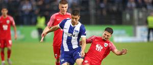 Nicht nur Herthas Ibrahim Maza (M.) hatte einen schweren Stand beim knappen 1:0-Erfolg gegen Babelsberg 03.