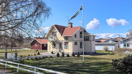 Einfamilienhaus in Götene, Schweden: Binnen zwei Jahren muss auf den erworbenen Grundstücken ein winterfestes Haus wie diese gebaut werden.