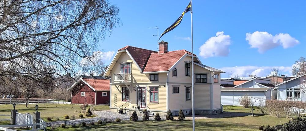 Einfamilienhaus in Götene, Schweden: Binnen zwei Jahren muss auf den erworbenen Grundstücken ein winterfestes Haus wie diese gebaut werden.