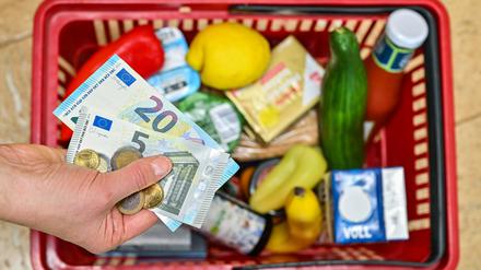 Die Inflation in Deutschland ist im Vergleich zum Mai etwas gesunken. Doch einzelne Produkte werden merklich teurer. Bei den Energiepreisen gibt es eine Überraschung. 