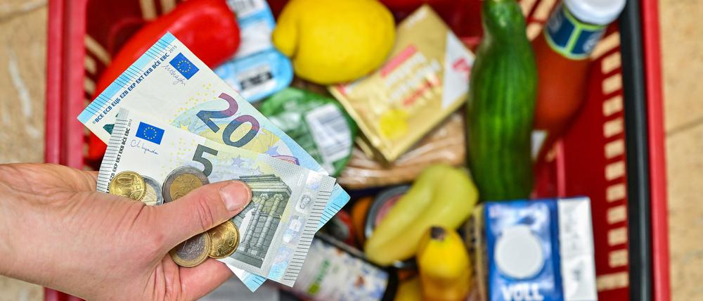 Die Inflation in Deutschland ist im Vergleich zum Mai etwas gesunken. Doch einzelne Produkte werden merklich teurer. Bei den Energiepreisen gibt es eine Überraschung. 