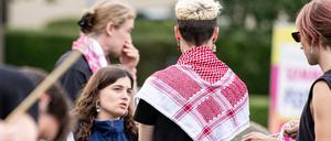  Teilnehmer der Pro-Palästina-Demo bauten vor dem Henry-Ford Bau an der Freien Universität Berlin (FU) Zelte auf. Das Palästinakomitee der FU hatte zum Protestcamp gegen den Gaza-Krieg am Henry-Ford-Bau aufgerufen. 