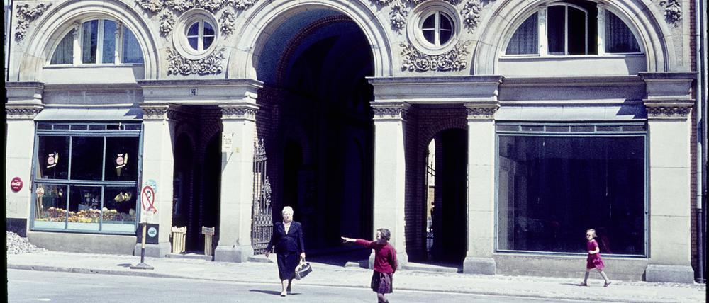 Die „Markthalle VII“ in der Dresdener Straße in Berlin, aufgenommen am im Mai 1964 von Rolf Goetze.