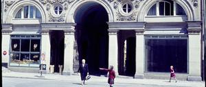 Die „Markthalle VII“ in der Dresdener Straße in Berlin, aufgenommen am im Mai 1964 von Rolf Goetze.