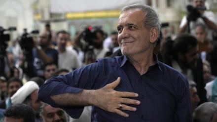 Teheran: Irans gewählter Präsident Massud Peseschkian begrüßt seine Anhänger bei einem Treffen einen Tag nach der Präsidentschaftswahl am Schrein des verstorbenen Revolutionsführers Khomeini außerhalb von Teheran. 