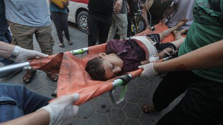 Nach einem Luftangriff der israelischen Armee wird im Gaza-Streifen ein verletztes Kind abtransportiert.