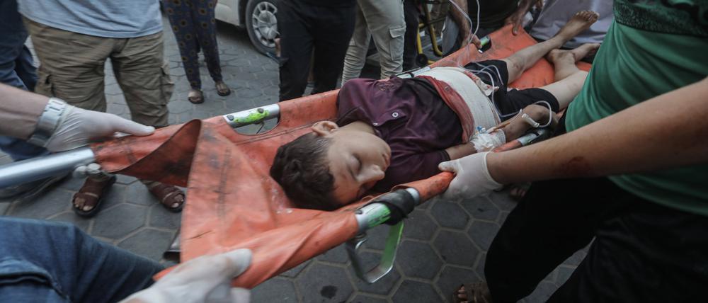 Nach einem Luftangriff der israelischen Armee wird im Gaza-Streifen ein verletztes Kind abtransportiert.
