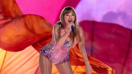 ARCHIV - 24.03.2023, USA, Las Vegas: US-Sängerin Taylor Swift während der Eras Tour im Allegiant Stadium. (zu dpa: «Das steckt hinter der Euphorie um Taylor Swift») Foto: Daniel Deslover/Zuma Press/dpa +++ dpa-Bildfunk +++