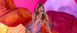 ARCHIV - 24.03.2023, USA, Las Vegas: US-Sängerin Taylor Swift während der Eras Tour im Allegiant Stadium. (zu dpa: «Das steckt hinter der Euphorie um Taylor Swift») Foto: Daniel Deslover/Zuma Press/dpa +++ dpa-Bildfunk +++