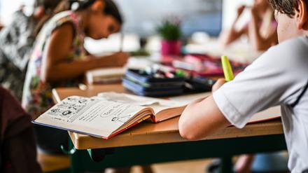 Gruppen-, Freizeit- und Teilungsräume an den Schulen würden verschwinden, fürchten die Eltern (Symbolbild). 