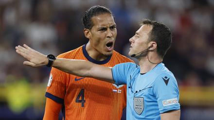 Der niederländische Kapitän Virgil van Dijk (links) beschwert sich bei Schiedsrichter Felix Zwayer über eine Entscheidung.