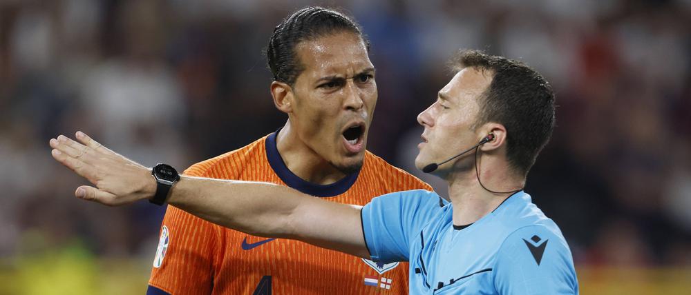 Der niederländische Kapitän Virgil van Dijk (links) beschwert sich bei Schiedsrichter Felix Zwayer über eine Entscheidung.