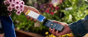 Bislang konnte auf dem iPhone nur mit Apple Pay bezahlt werden. Damit missbrauche Apple seine Marktmacht, urteilte die EU-Kommission. Jetzt gibt Apple nach. Was sich für Verbraucher ändert. 
