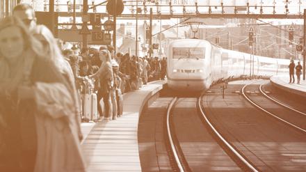 Voller Bahnsteig und einfahrender ICE am Berliner Hauptbahnhof 