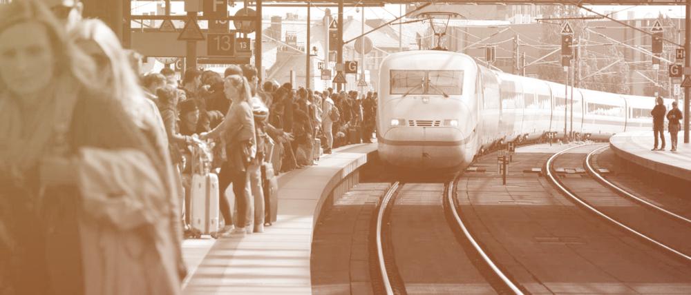 Voller Bahnsteig und einfahrender ICE am Berliner Hauptbahnhof 