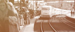 Voller Bahnsteig und einfahrender ICE am Berliner Hauptbahnhof 
