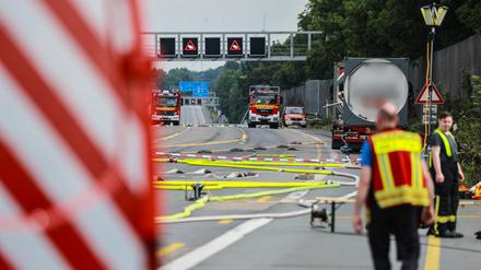 Die vielbefahrene A1, eine zentrale Nord-Süd-Verbindung durch NRW in Richtung Bremen, ist bereits seit Mittwochabend voll gesperrt.