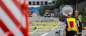 Die vielbefahrene A1, eine zentrale Nord-Süd-Verbindung durch NRW in Richtung Bremen, ist bereits seit Mittwochabend voll gesperrt.