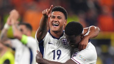 Ollie Watkins (links) erzielte im Halbfinale kurz vor Schluss das entscheidende Tor für England.